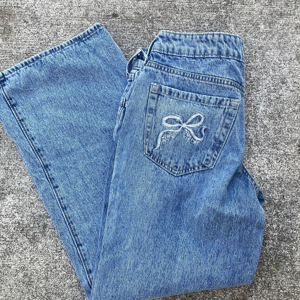 Hollister Jeans size w27 with Bow on Pocket